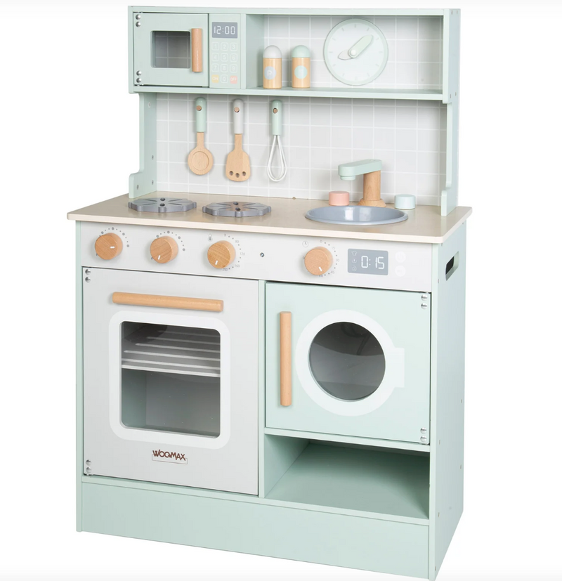 Cozinha em madeira SEUPONTO com elementos interativos e acessórios.